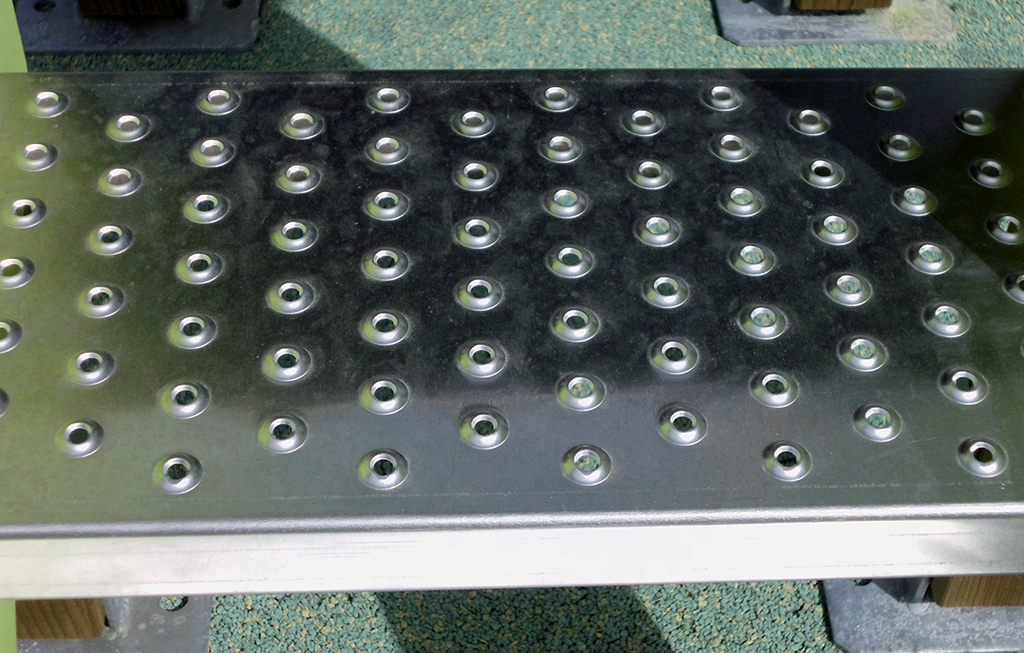 The anti-slip steps and the catwalk