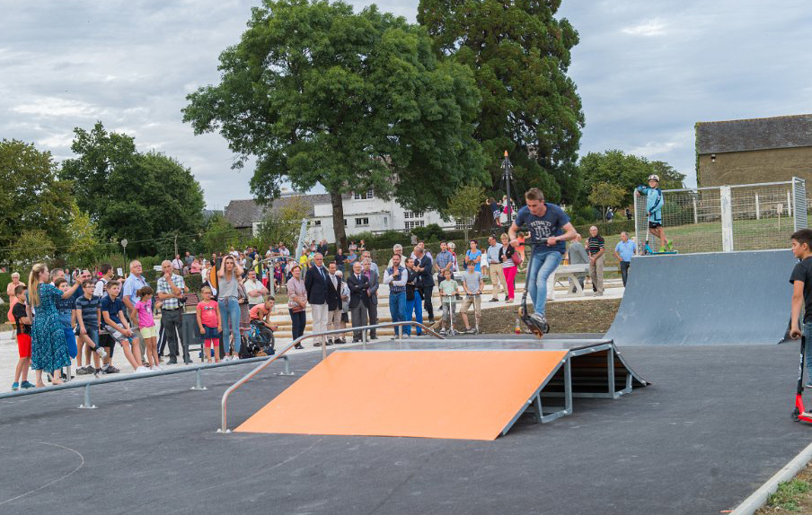 Great New Playground in France Image 10 Skate boarding ramp play area