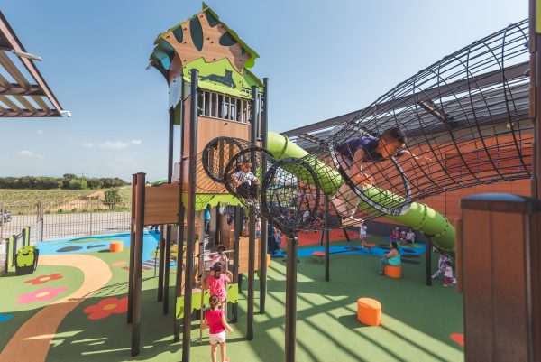 A beautiful playground in the heart of Orange-les-Vignes shopping centre