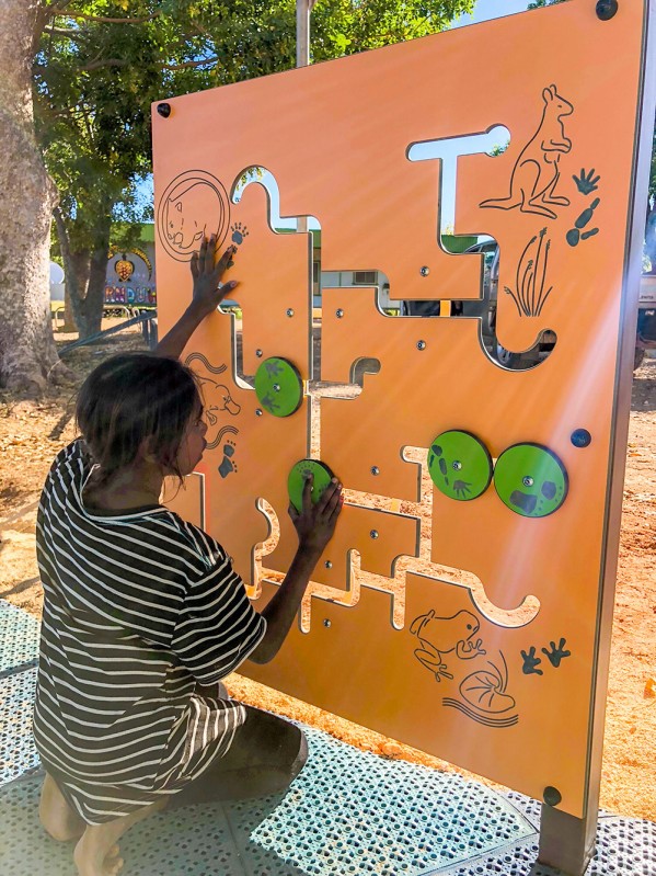 Tactile play maze game