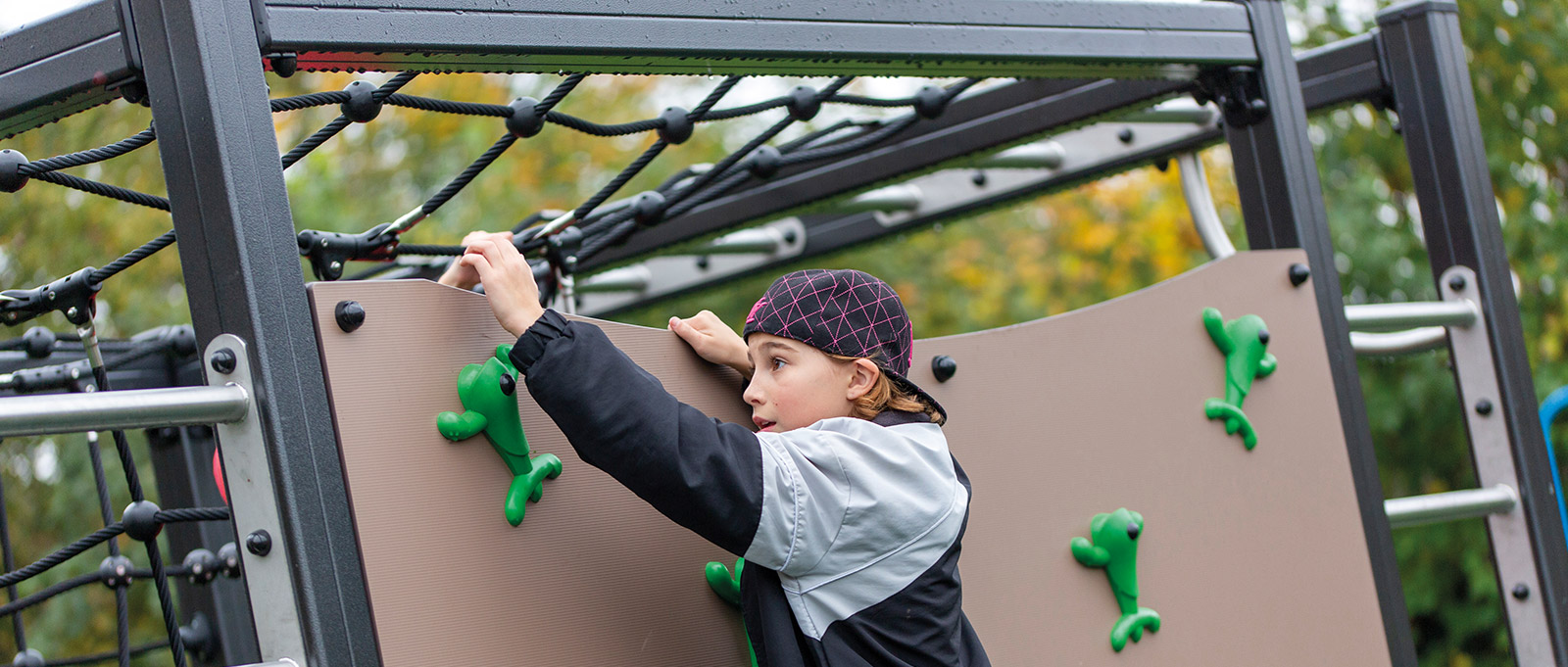 Climbing & balancing play equipment