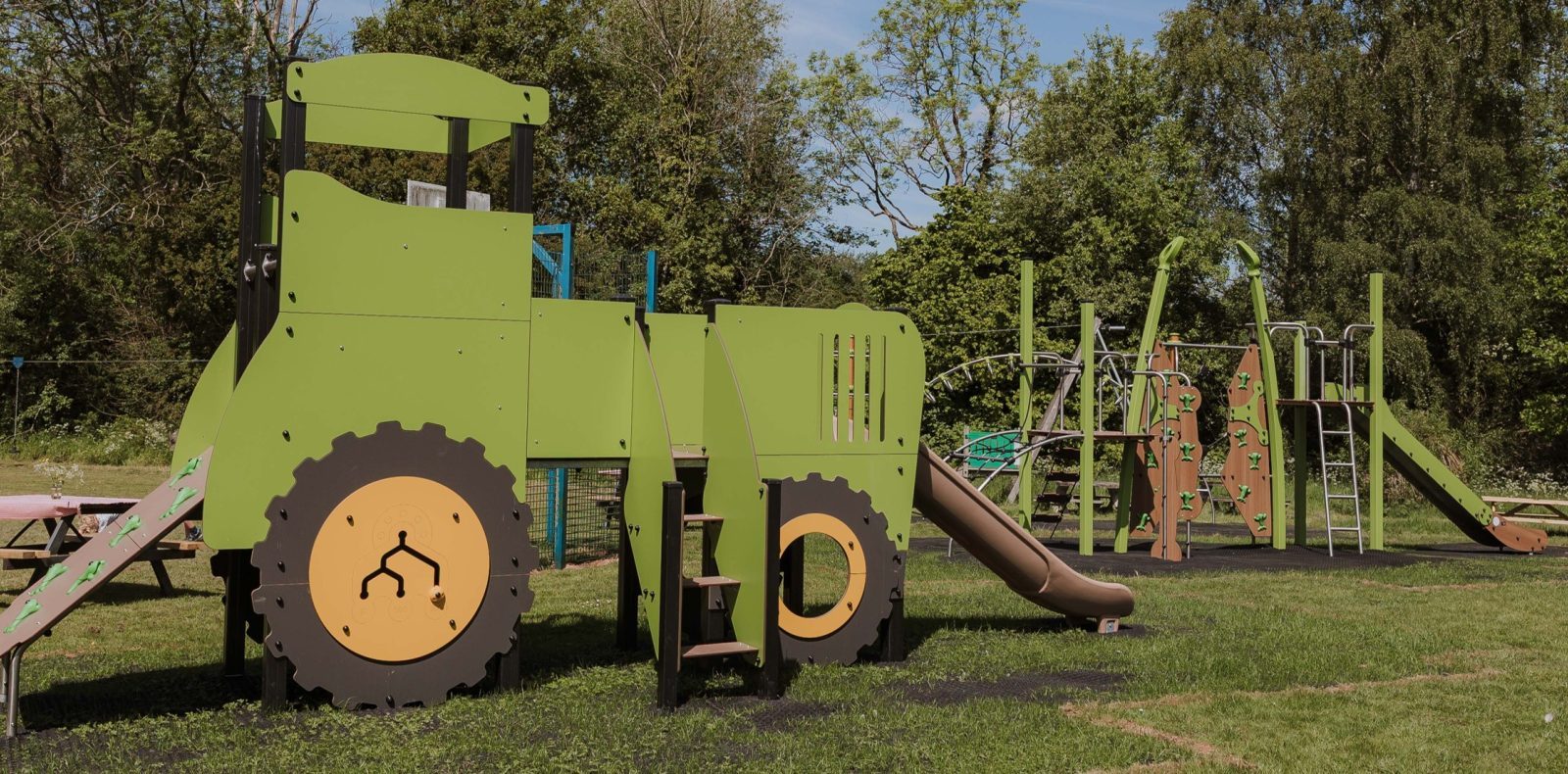 Pocket Park opens – the big green tractor multiplay unit comes to Sulgrave!