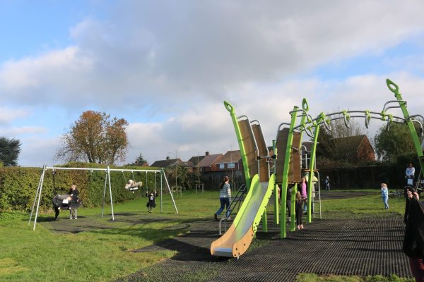Edgecote Playground, Caddington